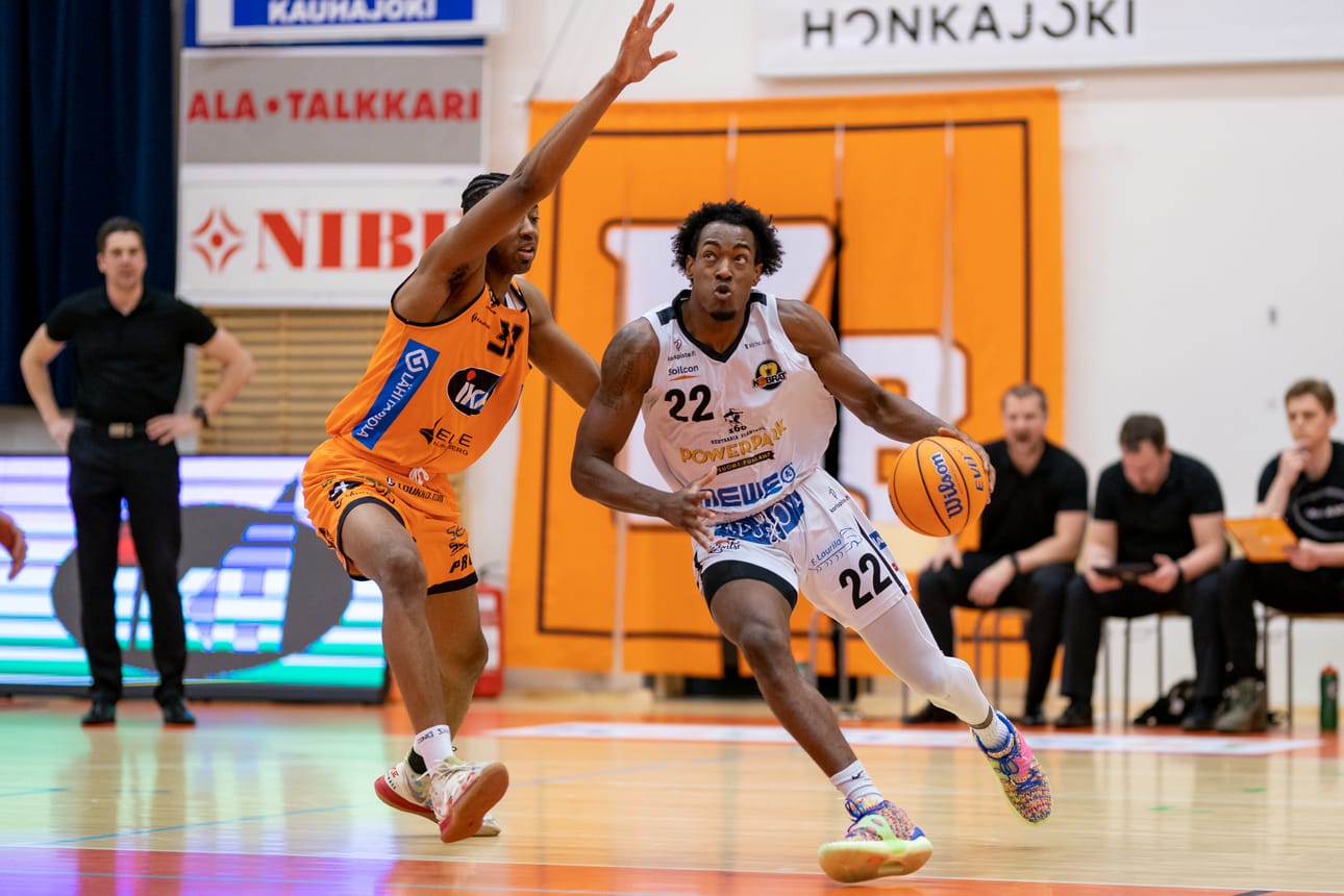 Karhu Basketin Malik Toppin varjosti Kobrien Stokley Chaffee Junioria.