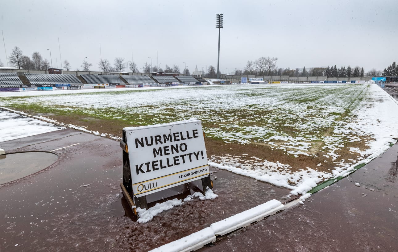Raatin nurmi sai perjantaina ainakin hetkeksi lumipeitteen. AC Oulu kohtaa kentällä lauantaina SJK:n.