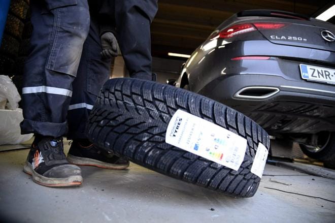 Tänään käynnistyvä talvirengaskausi vaatii autoilijalta valppautta. Markku Ulander/Lehtikuva