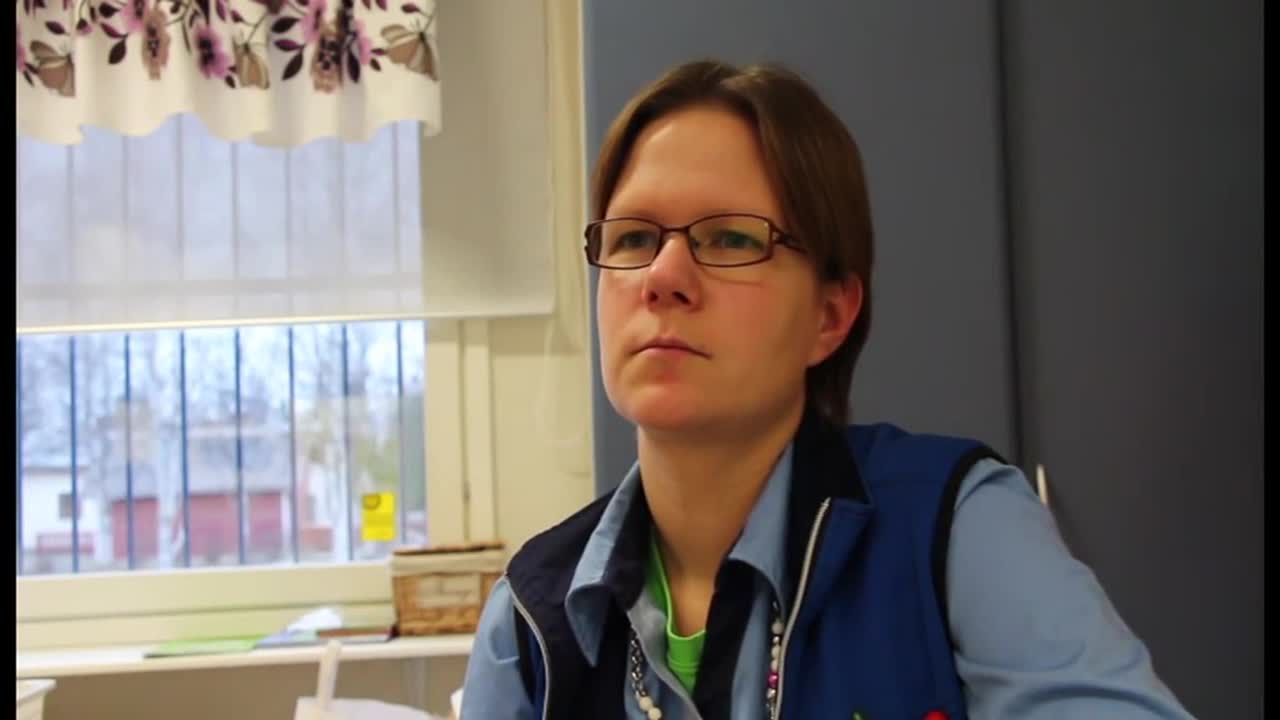 Kauppojen edessä tupakointi tulilinjalla