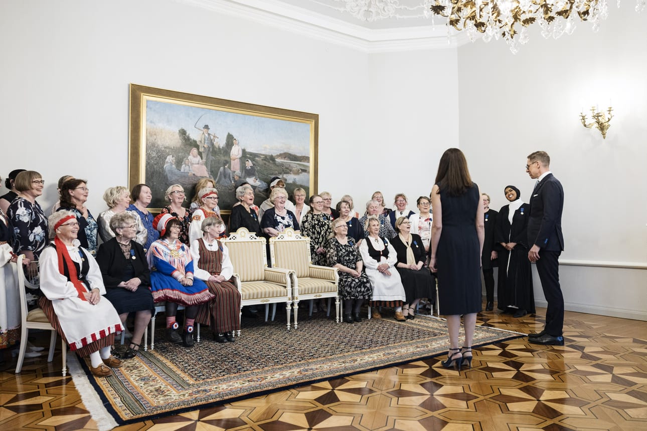 Tasavallan presidentti Alexander Stubb tapaa puolisonsa Suzanne Innes-Stubbin kanssa palkittavia äitejä. Kuva vuodelta 2024.