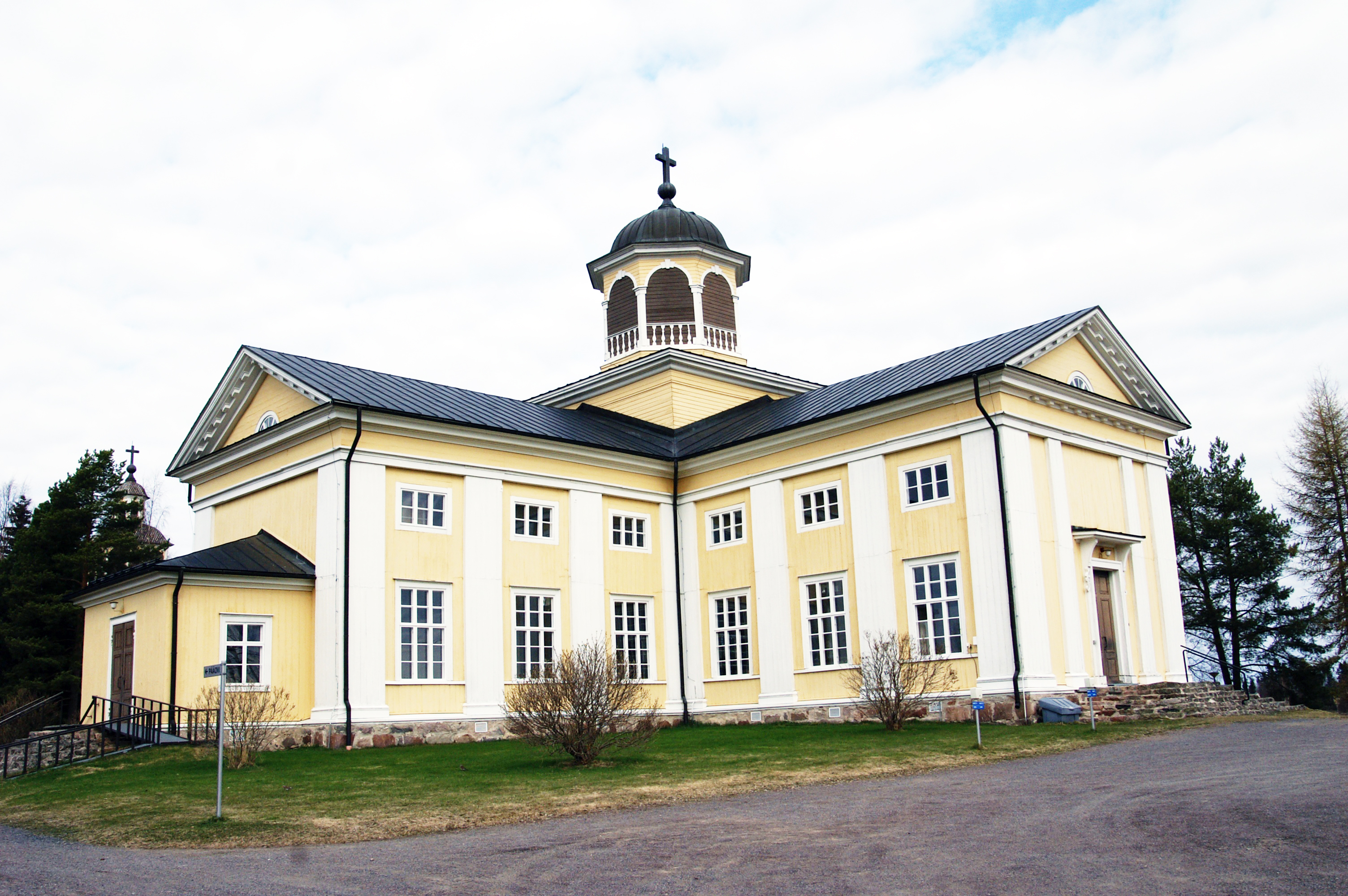 Pitäisikö kirkon virkanimikkeitä muuttuu sukupuolineutraaleiksi? Soitimme kolmelle kirkkoherralle ja kysyimme