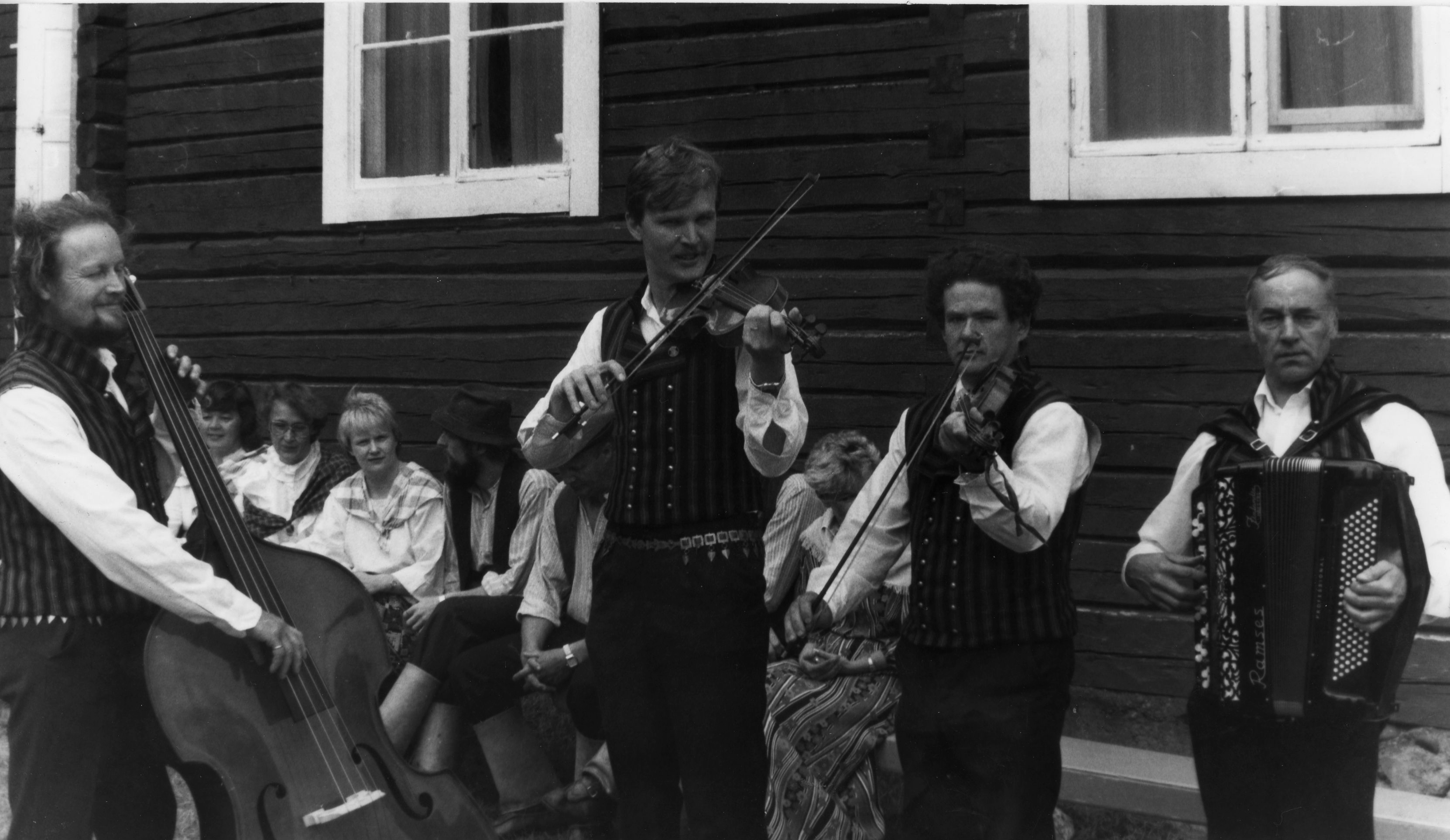 Matti Koskela, Pentti Rajamäki, Maila Koskela, Tuula Rajamäki, Asta Hankonen ja Lassi Hankonen muistelivat Piippolan pelimannien historiaa Kotilan pirtissä vanhoja valokuvia ja videota katsellen.