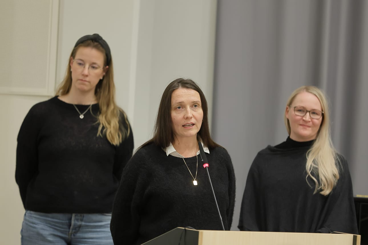 Tervia Logistiikan palvelualuevastaava Sanna Ahola, vastuualuepäällikkö Minna Mikkola ja toimitusjohtaja Erja Jaatinen kiittivät palautteesta. – Arvostan suuresti että ollaan saatu palautetta, Mikkola sanoi ja painotti, että työtä Raahen kuljetusten eteen tehdään päivittäin.