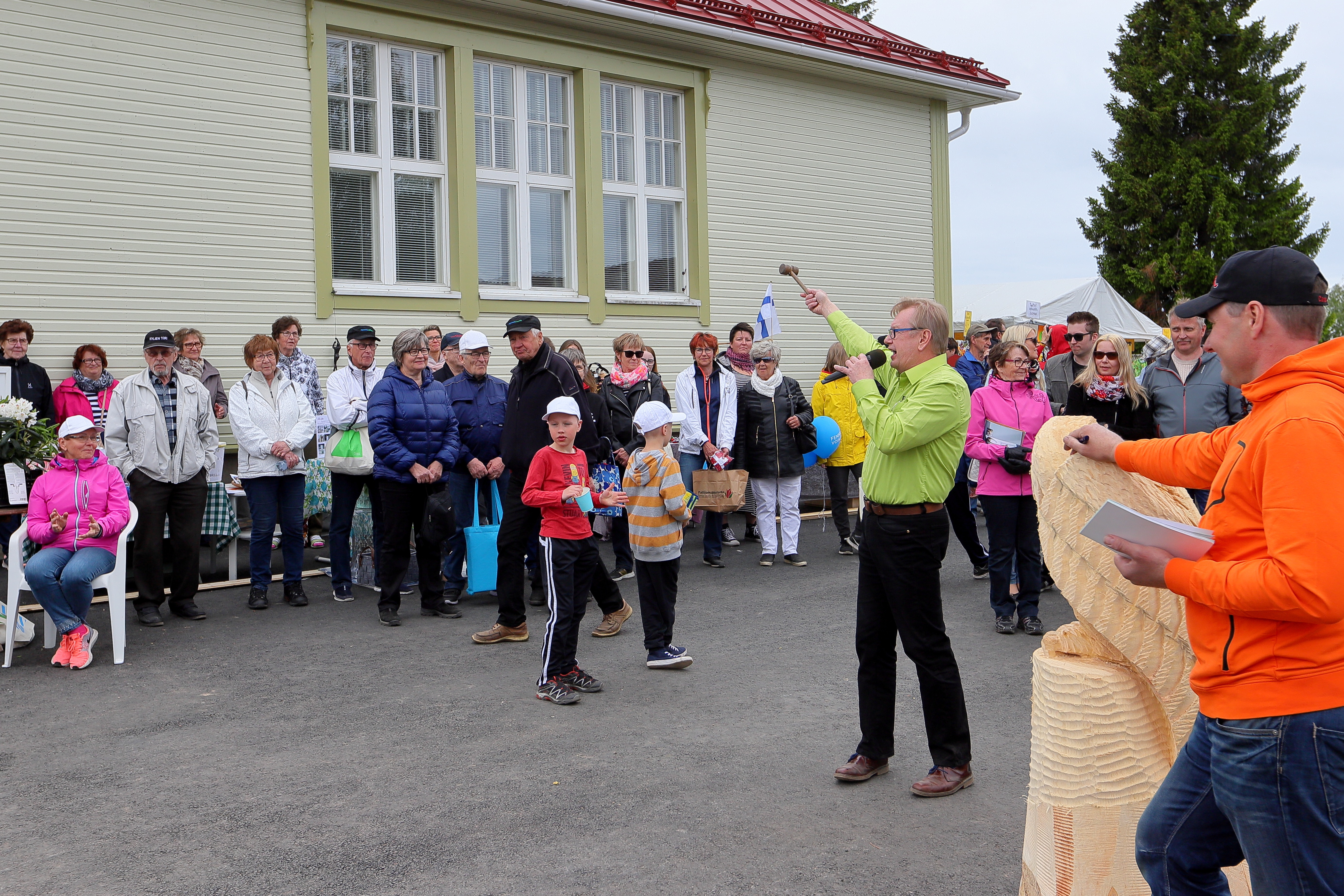 Hyväntekeväisyyshuutokaupassa päästiin jo neljänsadan euron paremmalle puolelle. Keijo Pylväs meklaroi taidolla, kyläpäällikkö Toni Kippola kirjasi huudot ja peri rahat.