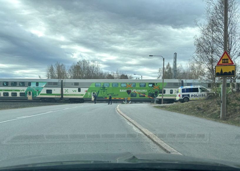 Juna oli pysähtynyt tasoristeykseen, ja paikalle ajoi poliisiauto sekä paloautoja.