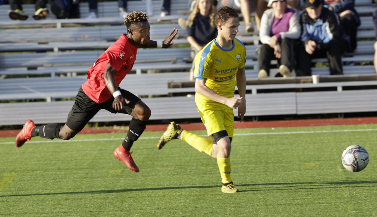 Nuori oululaisjalkapalloilija Joona Juntunen (oik.) kuoli sunnuntaina liikenneonnettomuudessa.