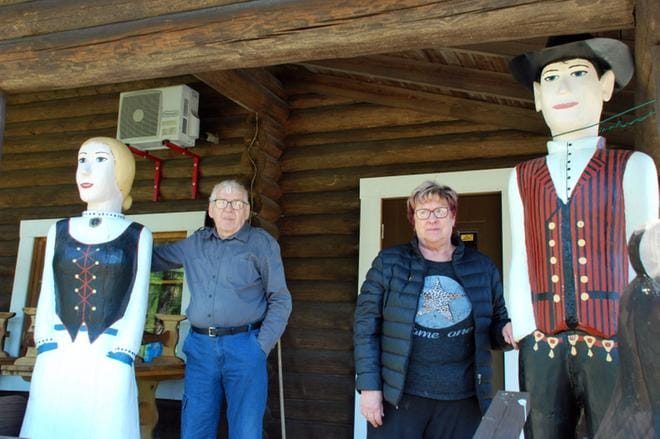 Isännän kätevät kädet ovat veistäneet karhuja ja pohjalaispariskunnan eli kuvainnollisesti Pirjo ja Matti Koskelan, jotka ovat pyörittäneet matkailualueella yritystään jo 40 vuotta. KUVA: MINNA HIIRONEN