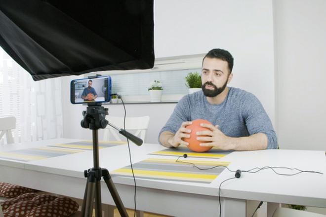 Hezha Mohamed keksi erilaisia keinoja yrittää pitää yhteyttä lapseensa. Hän muun muassa latasi nettiin videoita. KUVA: Yle Kuvapalvelu