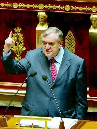 Kilpailukykyä etsimässä. Jean-Pierre Raffarinin hallituksen yhtenä tavoitteena on ottaa Iso-Britannia kiinni viidessä vuodessa pk-yritysten määrässä.
