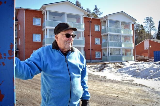 Pentti Vesti muutti täältä pois 25 vuotta sitten rakennettuaan lapsuudenkotinsa paikalle talon. Nyt hän palaa takaisin samaan osoitteeseen, jossa teki elämäntyönsä. KUVA: JUHA AHO-PYNTTÄRI