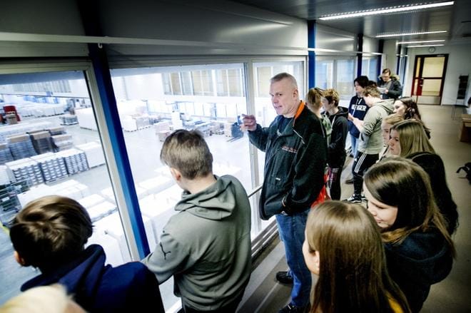 Logistiikkapäälliikkö Juha Laitila esitteli Töysän yläasteen yhdeksäsluokkalaisille Atrian tehtaan toimintaa. – Meillä on täällä töissä naisia ja miehiä aika lailla puolet ja puolet. Työntekijöiden keski-ikä on noin 37 vuotta. Kylmäketjulle tällaiset pakkaset ovat hankalia, koska eri tiloja joudutaan lämmittämään, jotta tuotteet eivät jäätyisi. Voi olla monelle yllättävää, että kovat pakkaset ovat kylmäketjulle paljon haastavampia kuin helteet. KUVA: JAAKKO ELENIUS