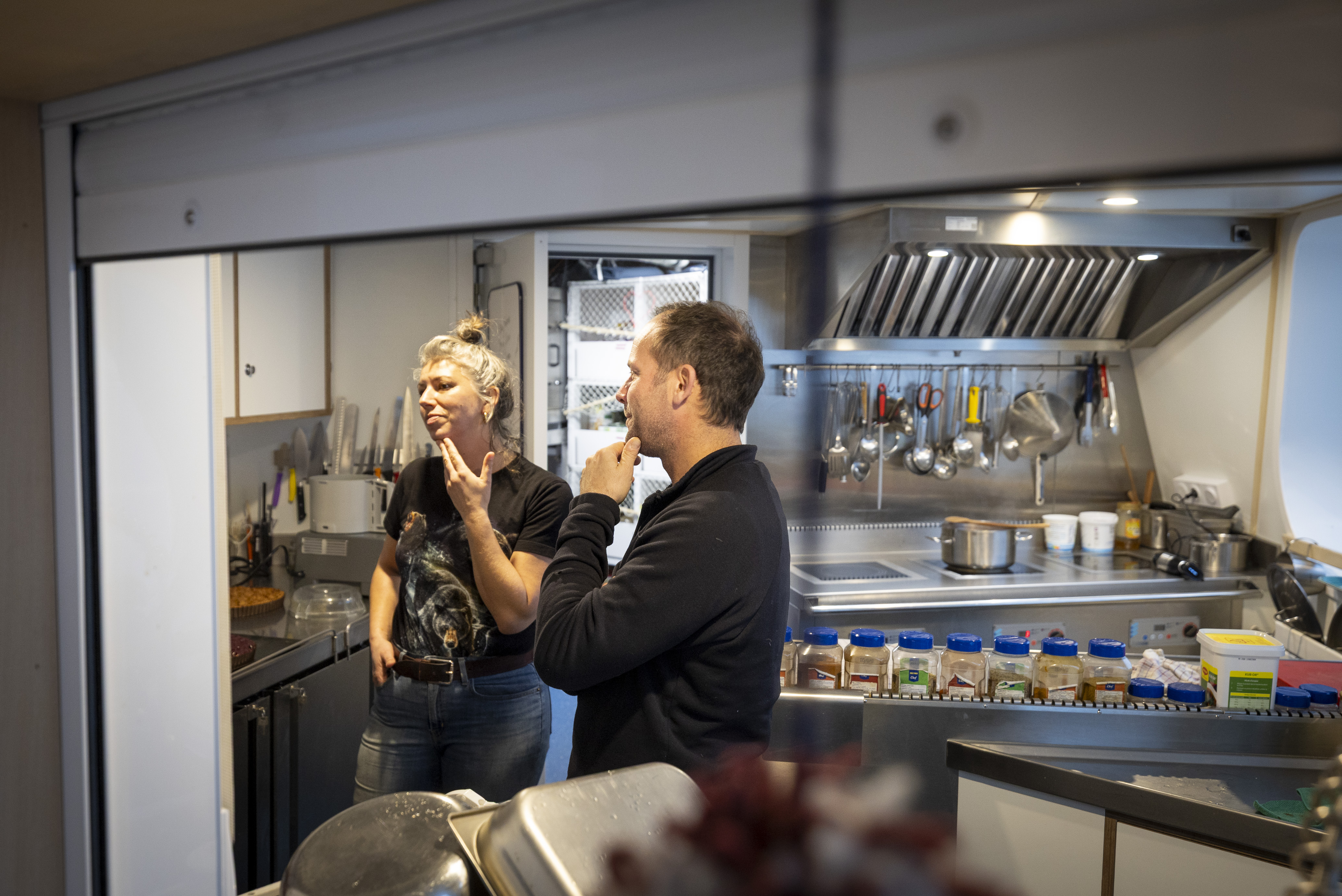 Aluksen kokki Sophie Bin (vas.) ja kapteeni Martin Hertau käyvät läpi viime päivien ruokatarjontaa.