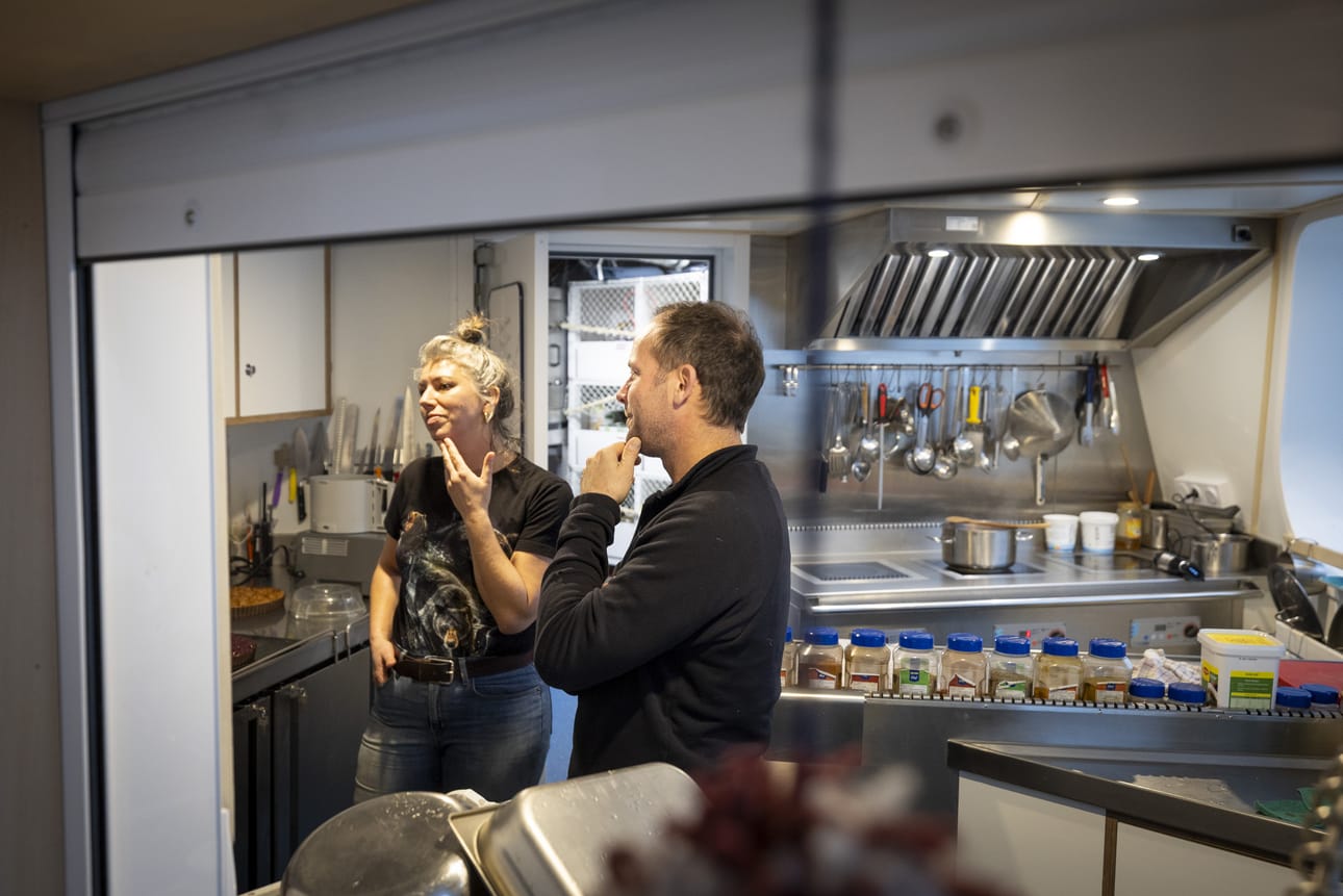 Aluksen kokki Sophie Bin (vas.) ja kapteeni Martin Hertau käyvät läpi viime päivien ruokatarjontaa.