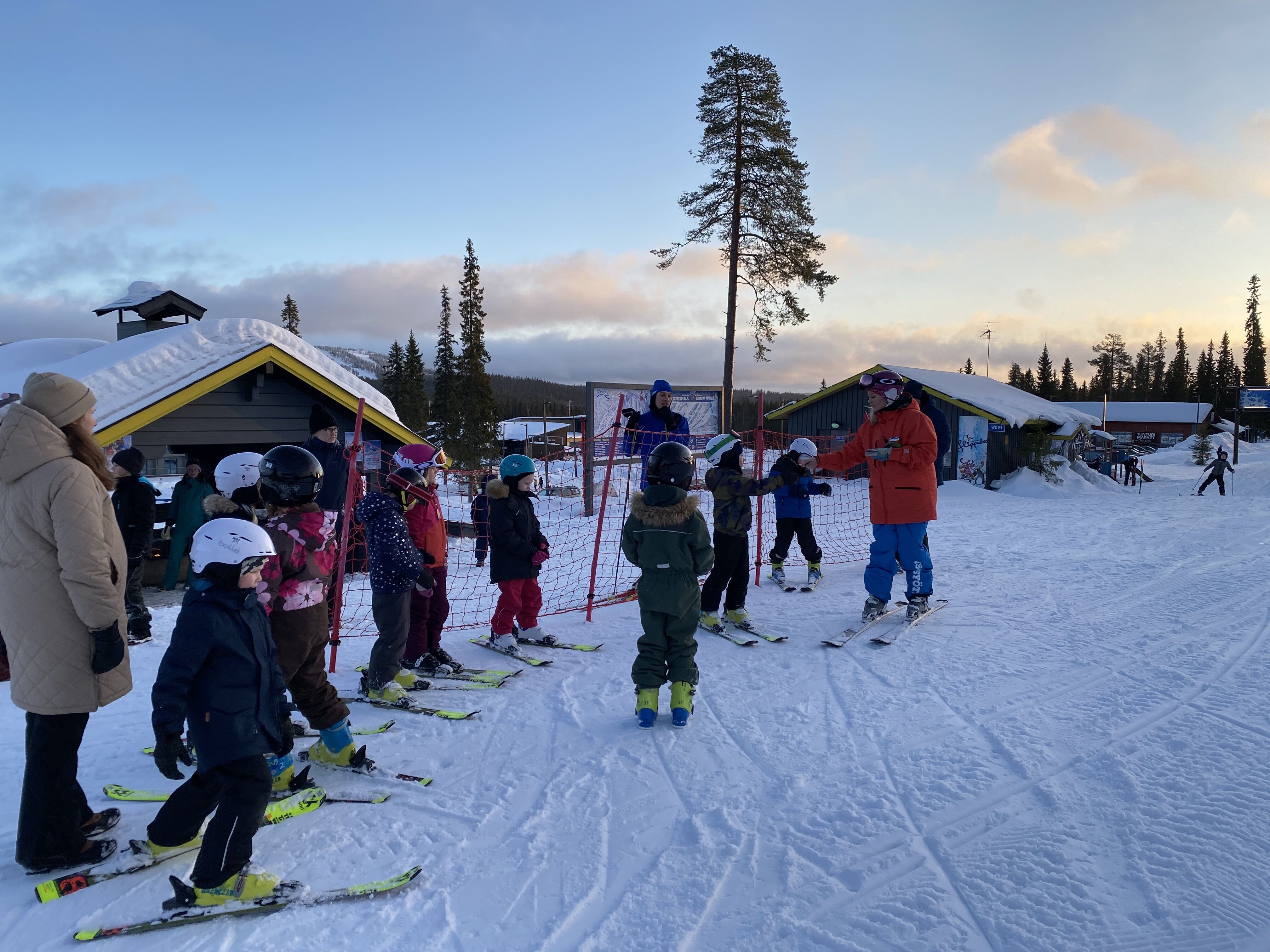 Opetuksen jälkeen kaikki hiihtokoululaiset saivat ensimmäiset omat hissiliput.