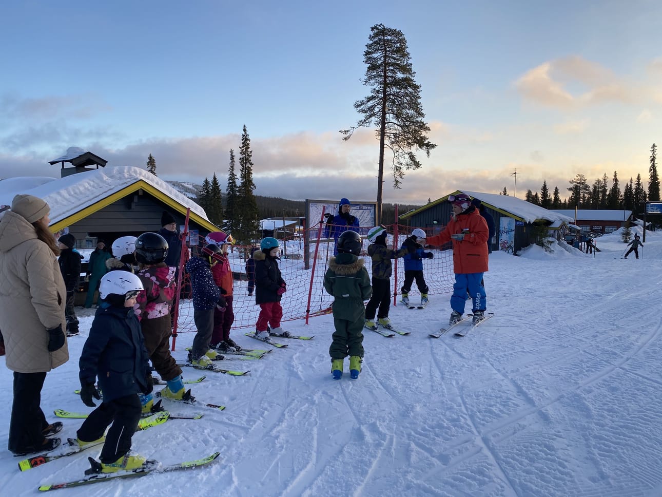Opetuksen jälkeen kaikki hiihtokoululaiset saivat ensimmäiset omat hissiliput.