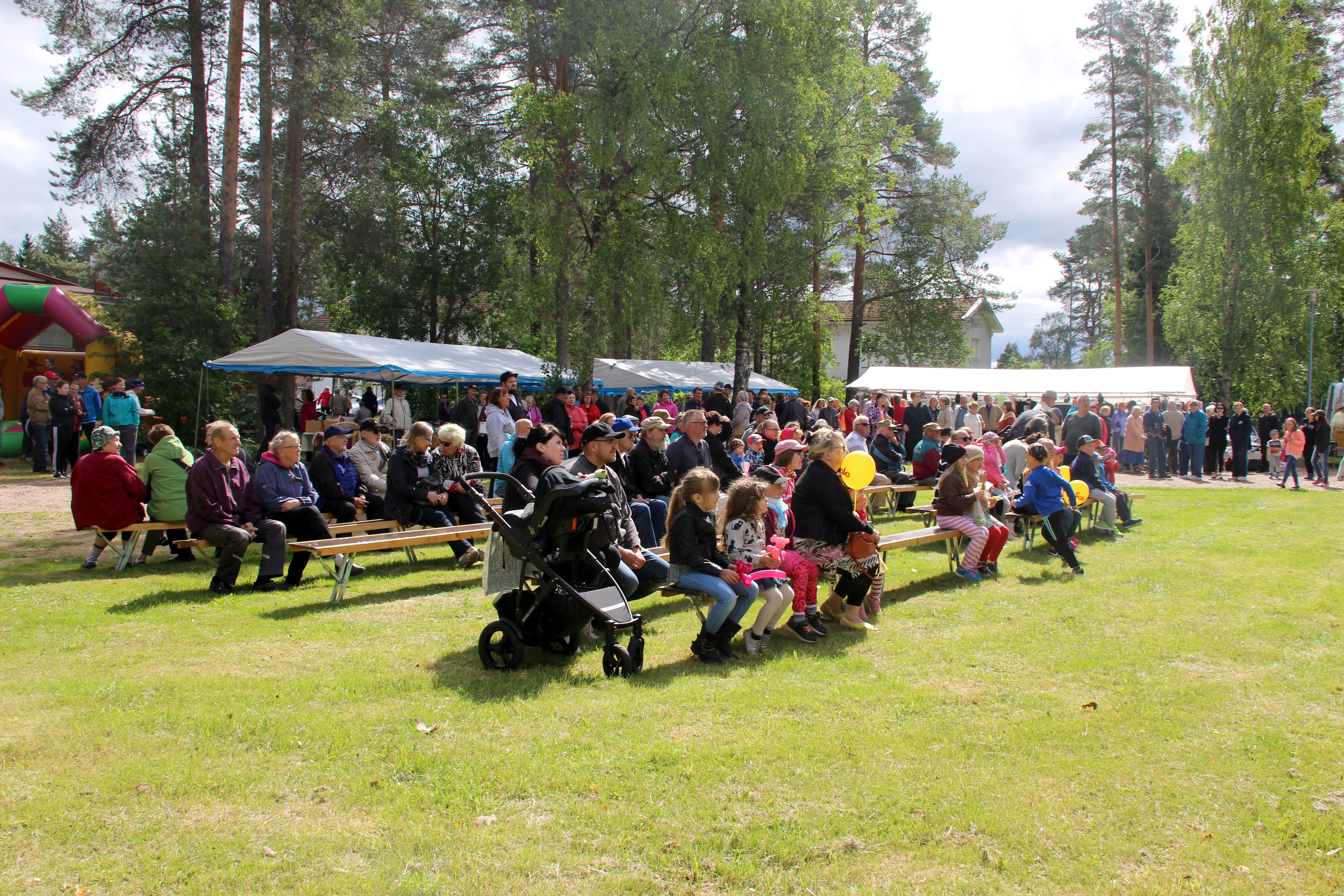 Kestilä-päivien lavanedustalla piisasi väkeä koko päivän, ja markkinatunnelma oli entisensä.