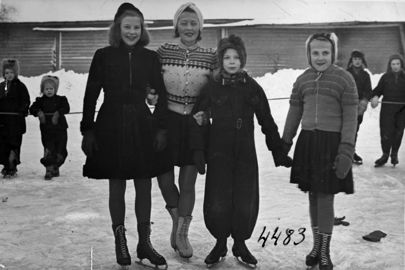 Kaunoluistelun opettaja Irja Aura (kuvassa keskellä) ohjasi nuoria luistelijoita Oulun Keskuskentän jääradalla maaliskuussa 1949.