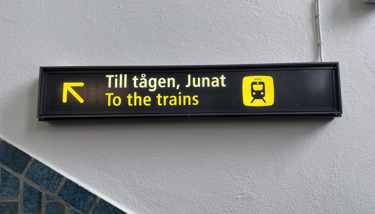 Haaparannalla ja Torniossa odotetaan rajan ylittävän henkilöliikenteen lisäävän myös kansainvälisiä matkustajia. Kyltit ovat jo nyt kolmella kielellä.