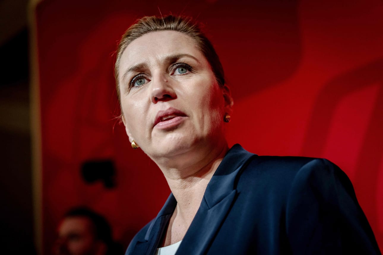 Pääministeri Mette Frederiksen sanoo olevansa puolueensa tappiosta huolimatta valmis jatkamaan Tanskan johdossa.