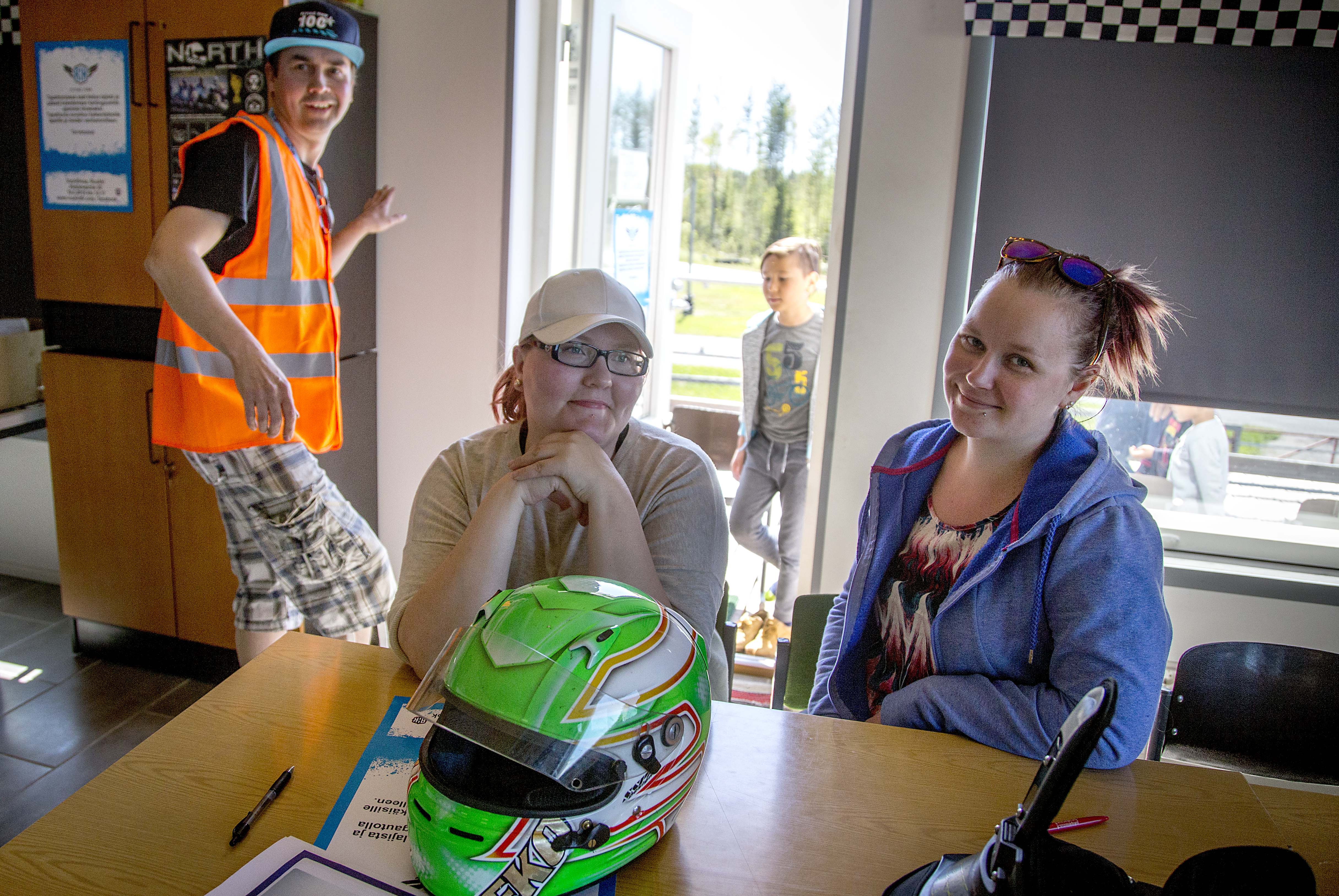 Ruukin FK-kerhon Flying Finn -tapahtuma Ruukin Vauhtimaalla veti paikalle kymmeniä mikroautoilun kokeilijoita. Jonna Hertteli, 30, ja Marjo Mustonen, 26, oli kaksi heistä.