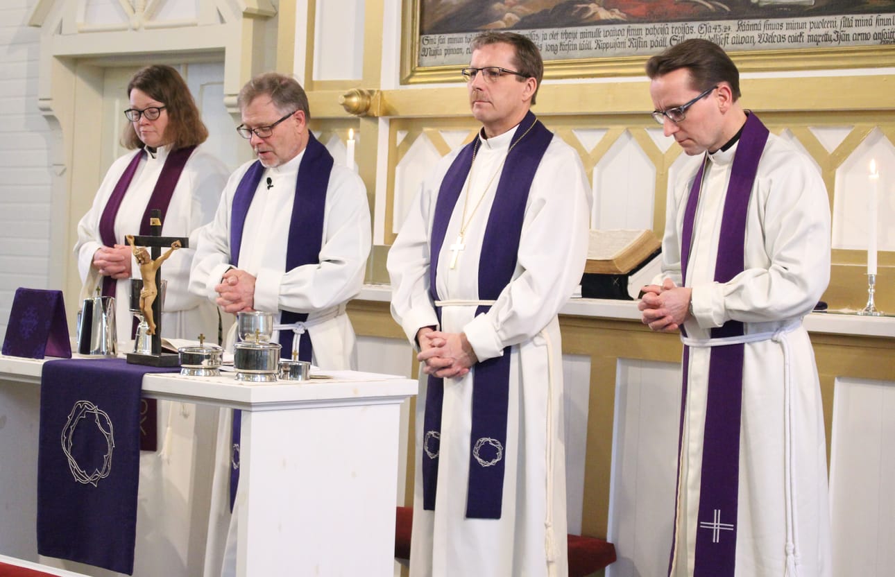 Rovastikuntapäivien ohjelmassa ollut viikkomessu järjestettiin Pulkkilan kirkossa. Ehtoollisen toimittivat Lumijoen kirkkoherran Erja Oikarinen, lääninrovastina toimiva Limingan kirkkoherra Ilkka Tornberg, piispa Jukka Keskitalo ja Utajärven kirkkoherra Heikki Nissinen.