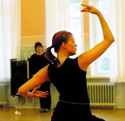 Modernimpi tango. Tanssinopettajaopiskelija Janica Mattson harjoittelee Nukun tanssisalissa sooloaan ensi viikon jäähyväisnäytökseen. Taustalla ohjaava opettaja Niina Susan Vahtola.
