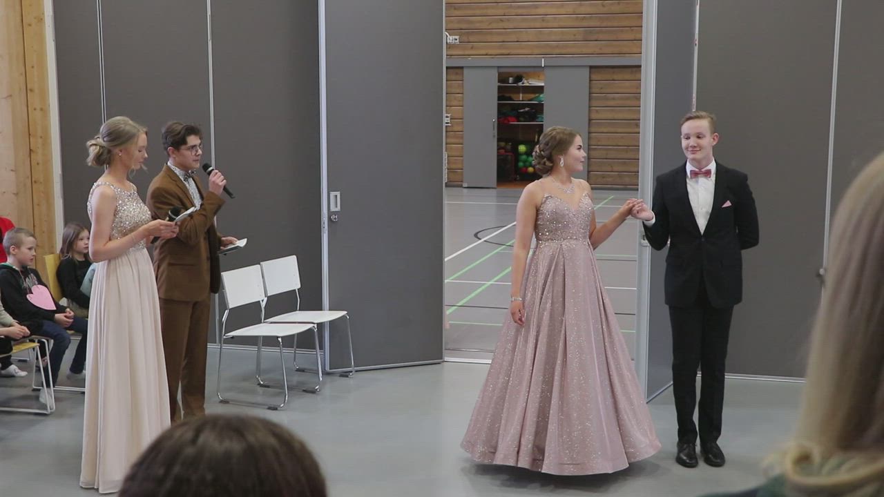 Lukiolaisten "prinsessapäivä" – katso kuvat ja video tanssien sisääntulosta