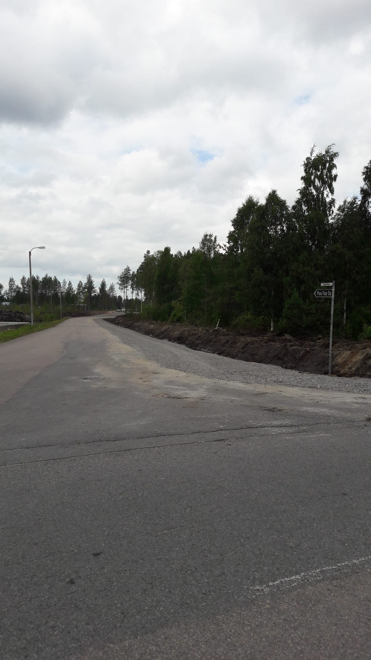 Leiviskänkankaan teollisuusalueen liikennejärjestelyt muuttuvat Pyhännällä 7. elokuuta alkaen. Kuvassa levennettyä uutta Tukkitietä. Kuva Timo Aitto-oja