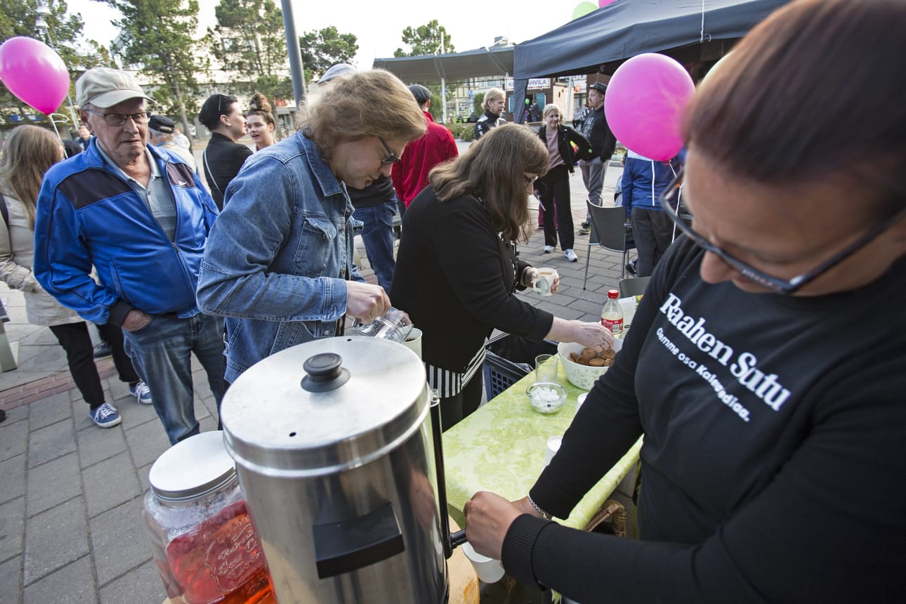 Mehu- ja kahvitarjoilu piti juhlijoiden janon loitolla.