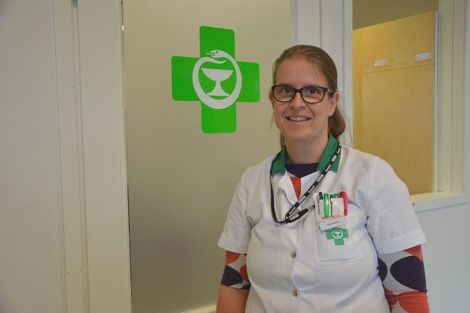 Proviisorina vielä hetken työskentelevä Susanna Kukkola sai ensimmäisen oman apteekkinsa Kortesjärveltä. KUVA: OUTI RANTALA