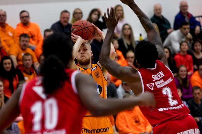 Okko Järvi heitti Karhu Basketille 11 pistettä liiga-avauksessa.