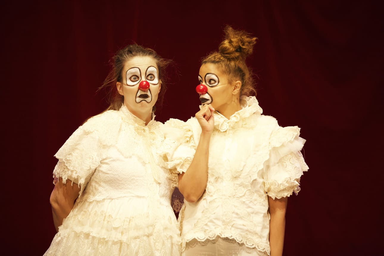Red Nose Companyn Mieletön on täynnä hulvattomia yhteentörmäyksiä ja absurdia klovnifilosofiaa, kun väsynyt perheenäiti ja meditoiva psykoterapeutti päästetään vauhtiin.