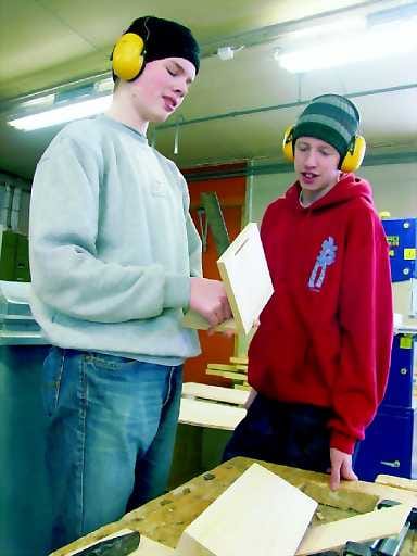 Ovi paikalleen . Haapajärven yläasteen yhdeksäsluokkalainen Samuel Jyrinki sovittelee seinäkaapin ovea paikalleen. Samuel on valinnut teknisen työn valinnaisena aineena.