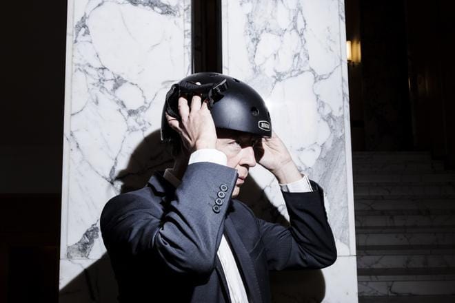 Perussuomalaisten puheenjohtaja Jussi Halla-aho valitsi polkupyöräilijän kypärän, kun haastatteluun piti tuoda mukana itselle tärkeä esine. KUVA: Silja Viitala