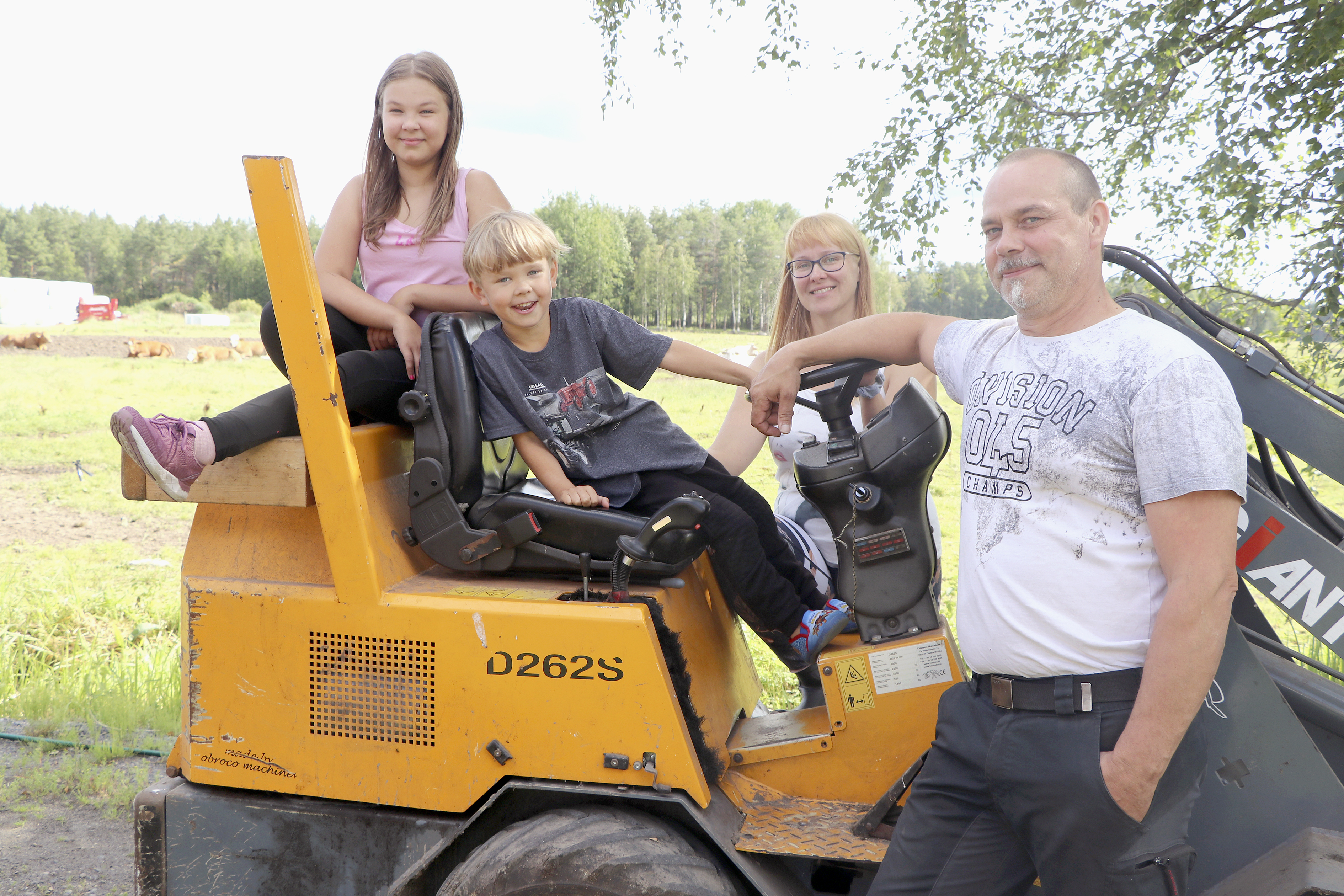 Kortesaarille tärkeintä on eläinten hyvinvointi - tilan arkea voi seurata myös somessa