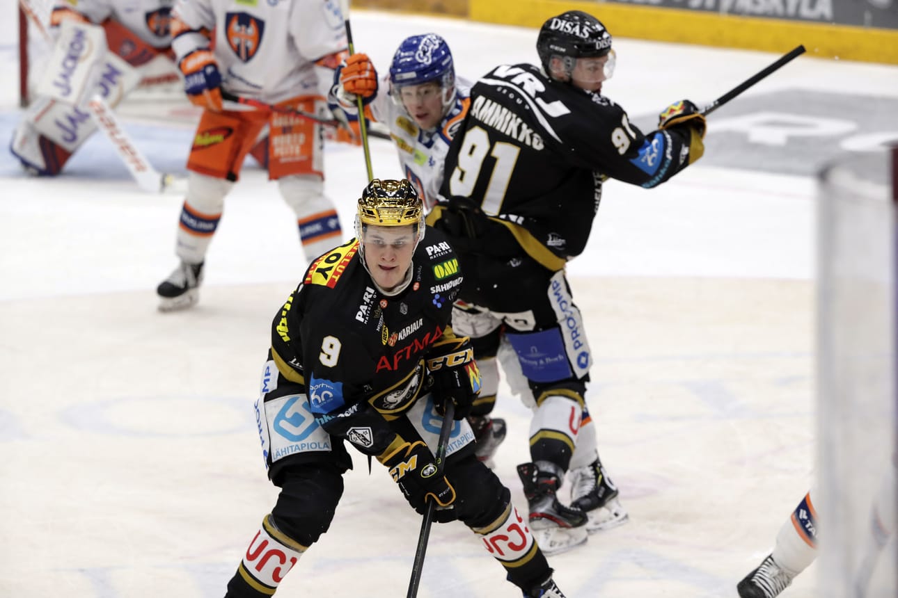 Jesse Puljujärvi saalisti HPK:ta vastaan tehot 0+3. Taustalla oleva Juho Lammikko iski pisteet 2+1.