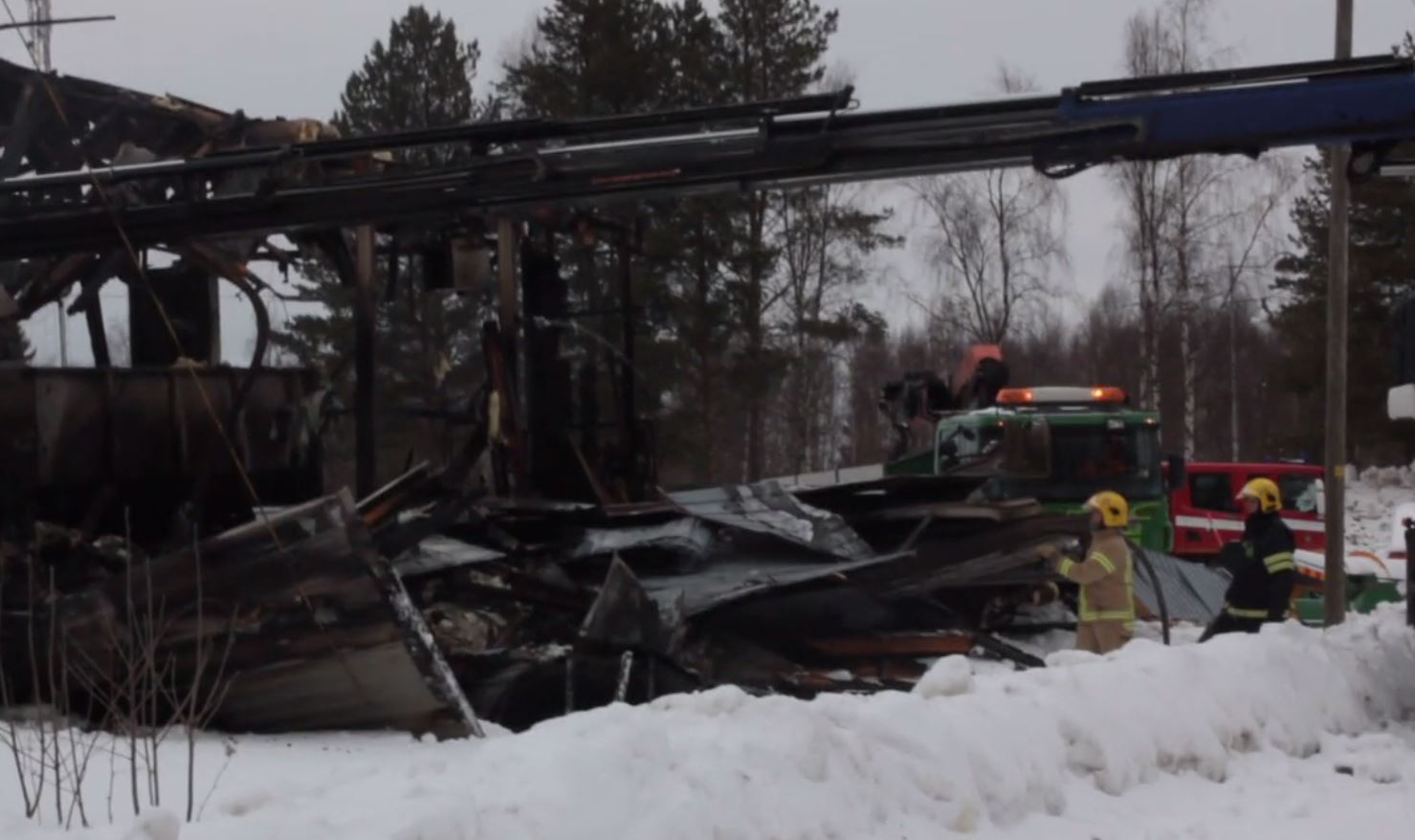Kempeleen teollisuushallipalon jälkisammutusta