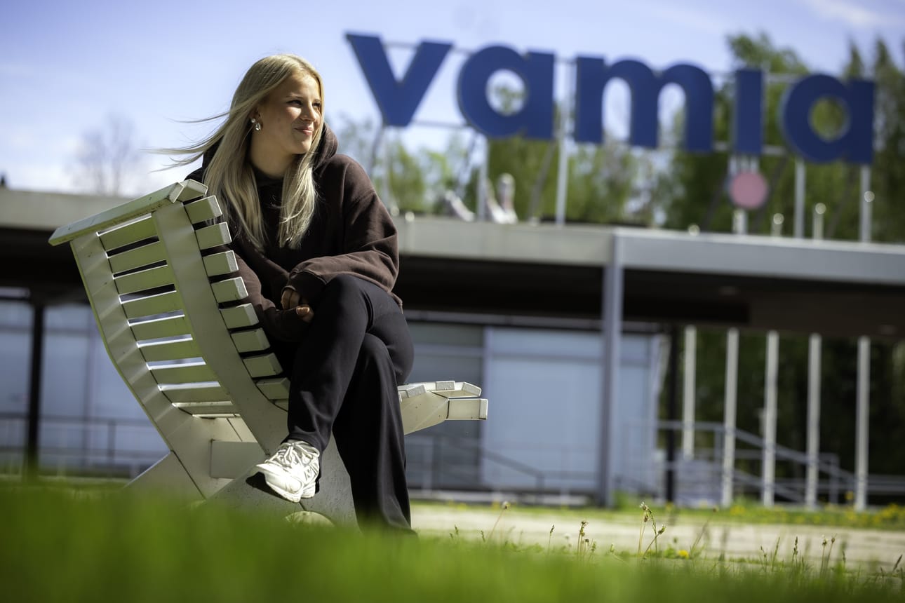 18-vuotias Lotte Lahtinen valmistuu ensi viikolla lähihoitajaksi.