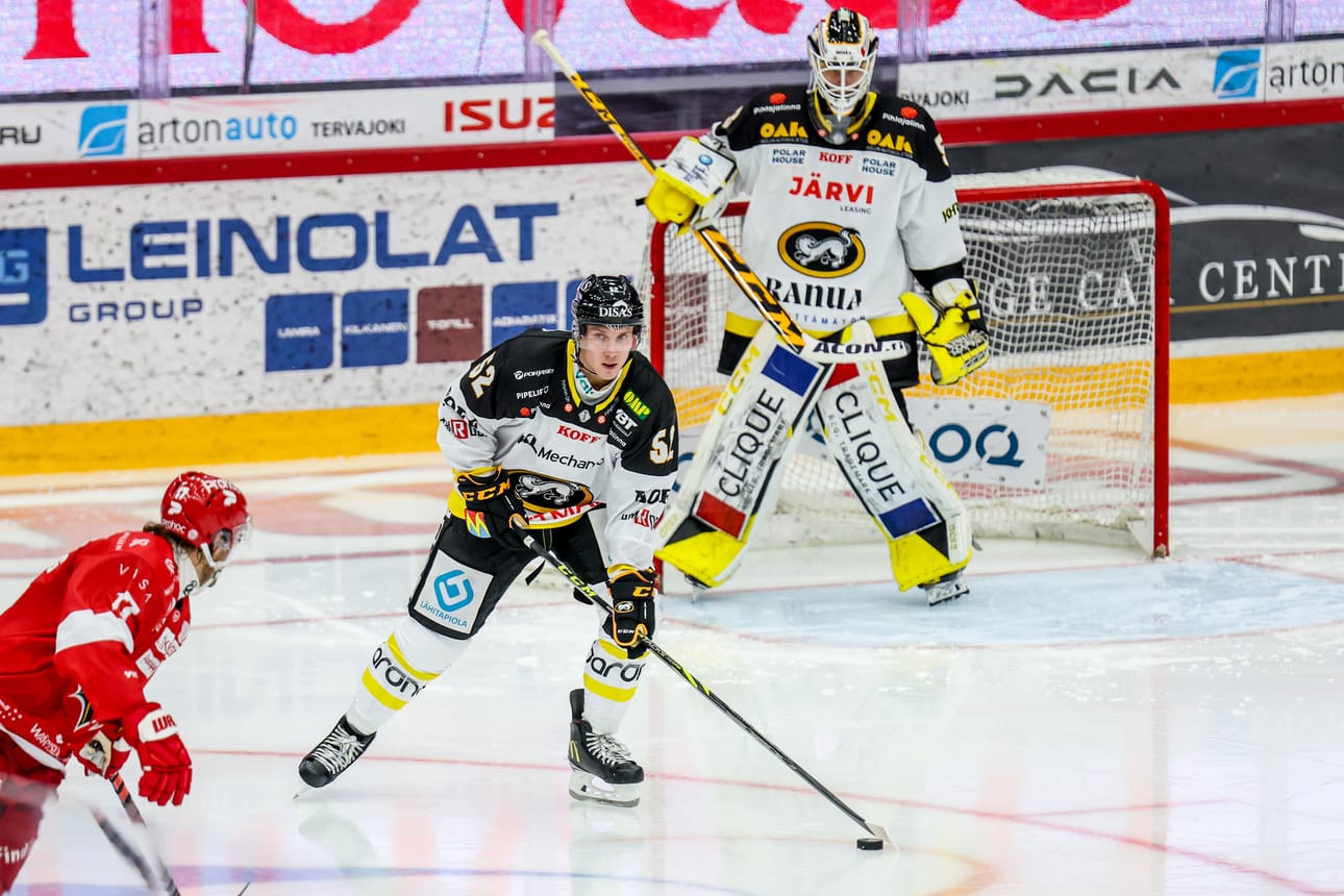 Sport-kasvatti Miika Koivisto pääsi juhlimaan voittoa vanhassa kotihallissaan.