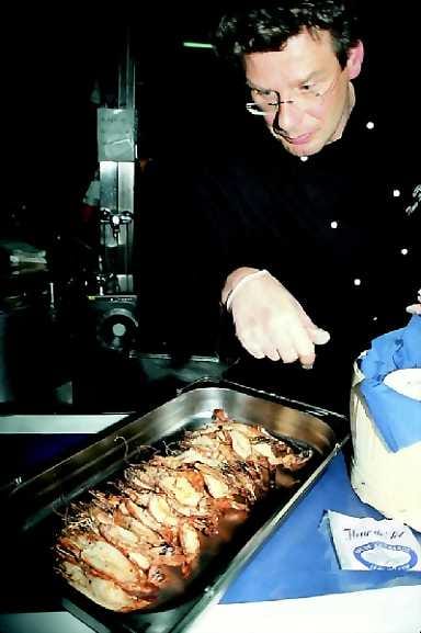 Valmista on. Keittiömestari Timo Melto on grillannut jättikatkarapuja.