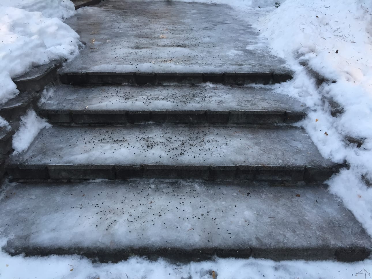 Vuoroin vesisadetta ja pakkasta. Kulkuväylät ovat liukkaat ja lumenkolauksen lisäksi Koillismaalla onkin saanut torjua liukkautta.