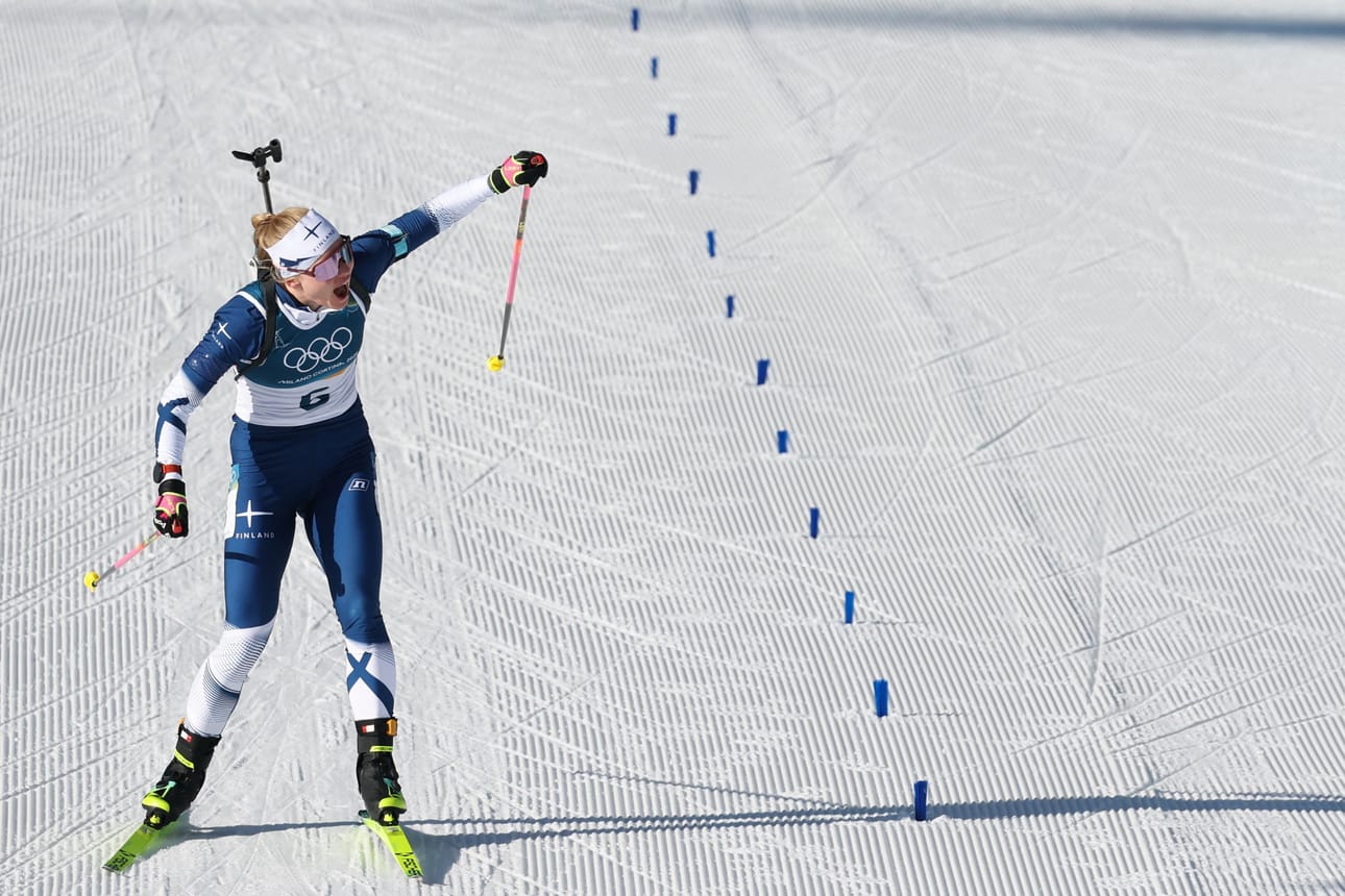 Pronssimitali maistui Suvi Minkkiselle. Hän on ensimmäinen suomalaisnainen, joka on olympiamitalin voittanut ampumahiihdossa.