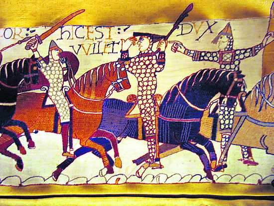 <b>Lyhdyn valosssa.</b> Laivasto valmistautuu kanaalin ylittämiseen 27.9.1066. Vilhelm on kuvattu laivassa pitämässä peräsintä. Ikkunan tapainen esine maston päässä on todennäköisesti lyhty.