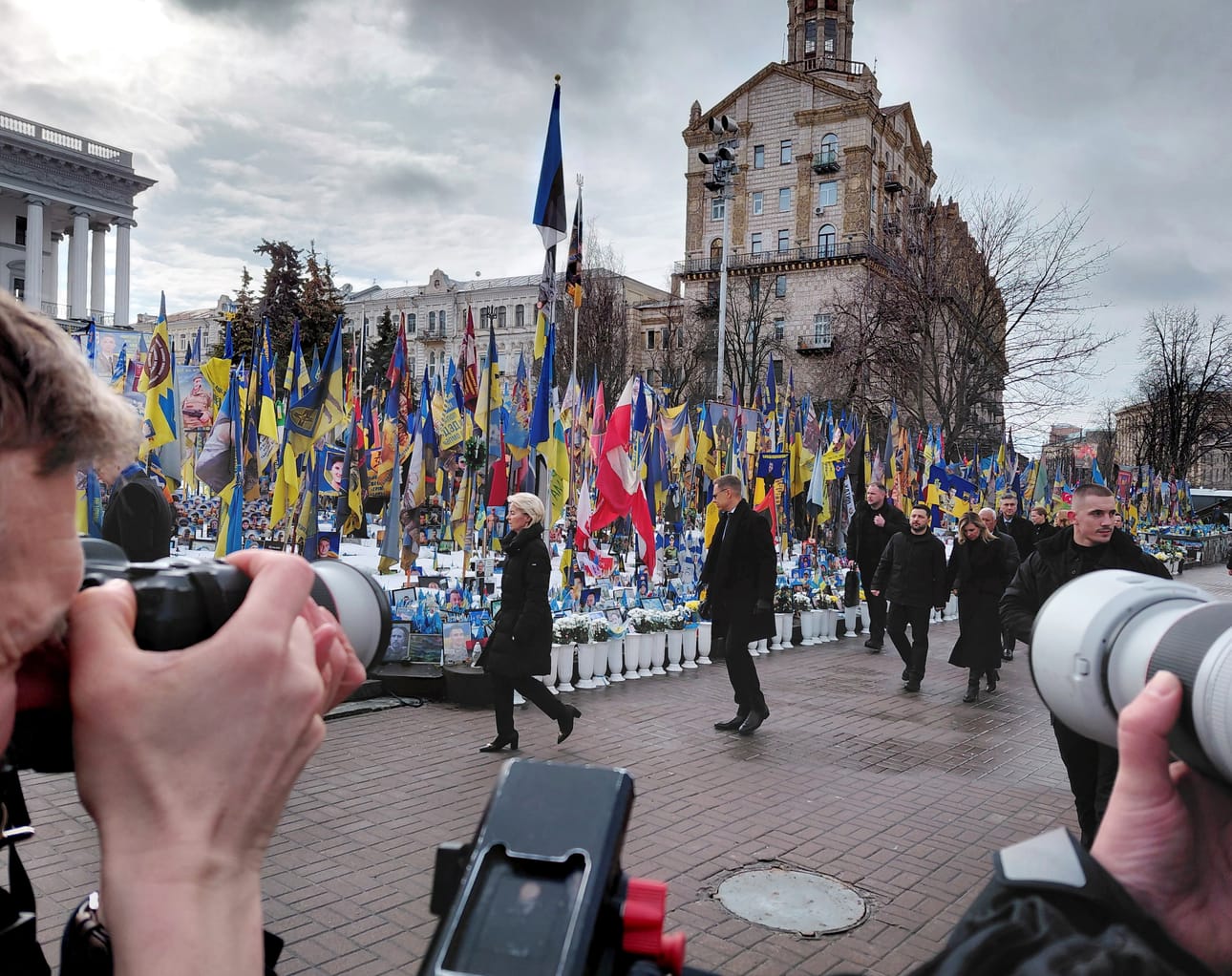 Presidentti Alexander Stubb osallistui Ukrainan sodan vuosipäivän muistotilaisuuteen Maidanin aukiolla Kiovassa.