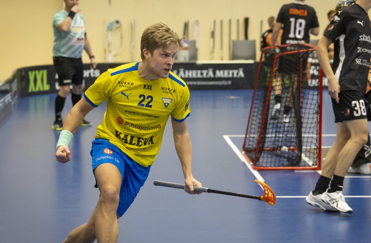 Petri Niemelä iski OLS:lle 1–1-tasoituksen ja pääsi esittelemään Kastellin monitoimitalon yleisölle tavaramerkkinsä eli moottorisahatuuletuksen.