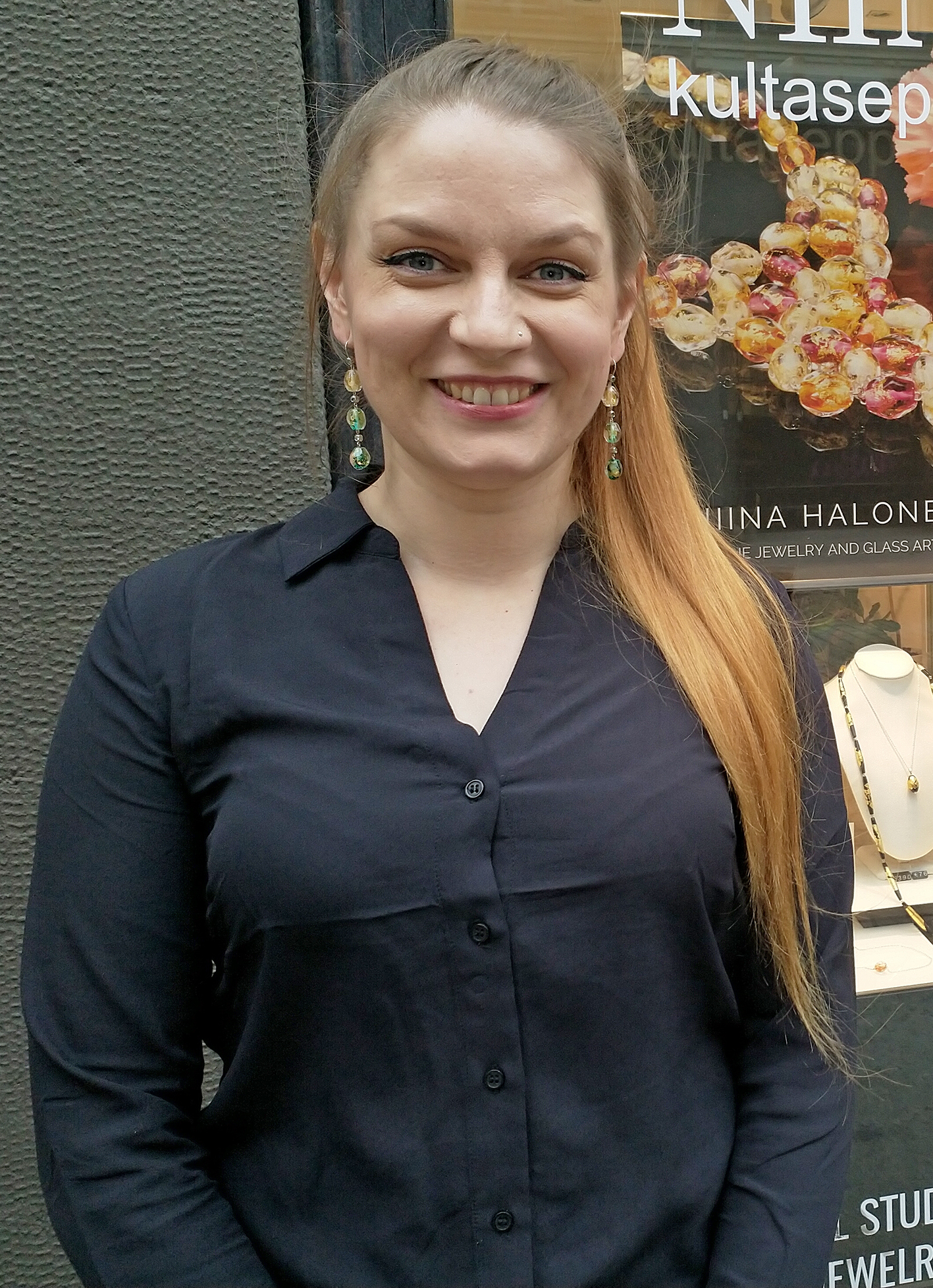 Niina Halonen asuu ja työskentelee Helsingissä.