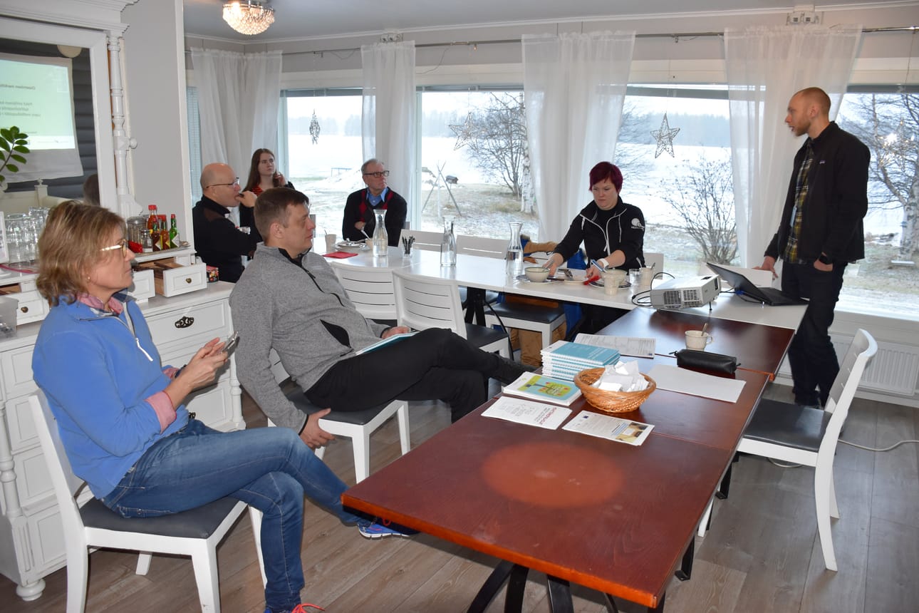 Projektipäällikkö Kai Komulainen (oik.) ja suunnittelija Satu Pekkala (vas.) esittelivät Polut pohjoisen kasvuun -hanketta posiolaisille yrittäjille Posion yrittäjien aamupala -tilaisuudessa Nesteen kabinetissa tiistaiaamuna.