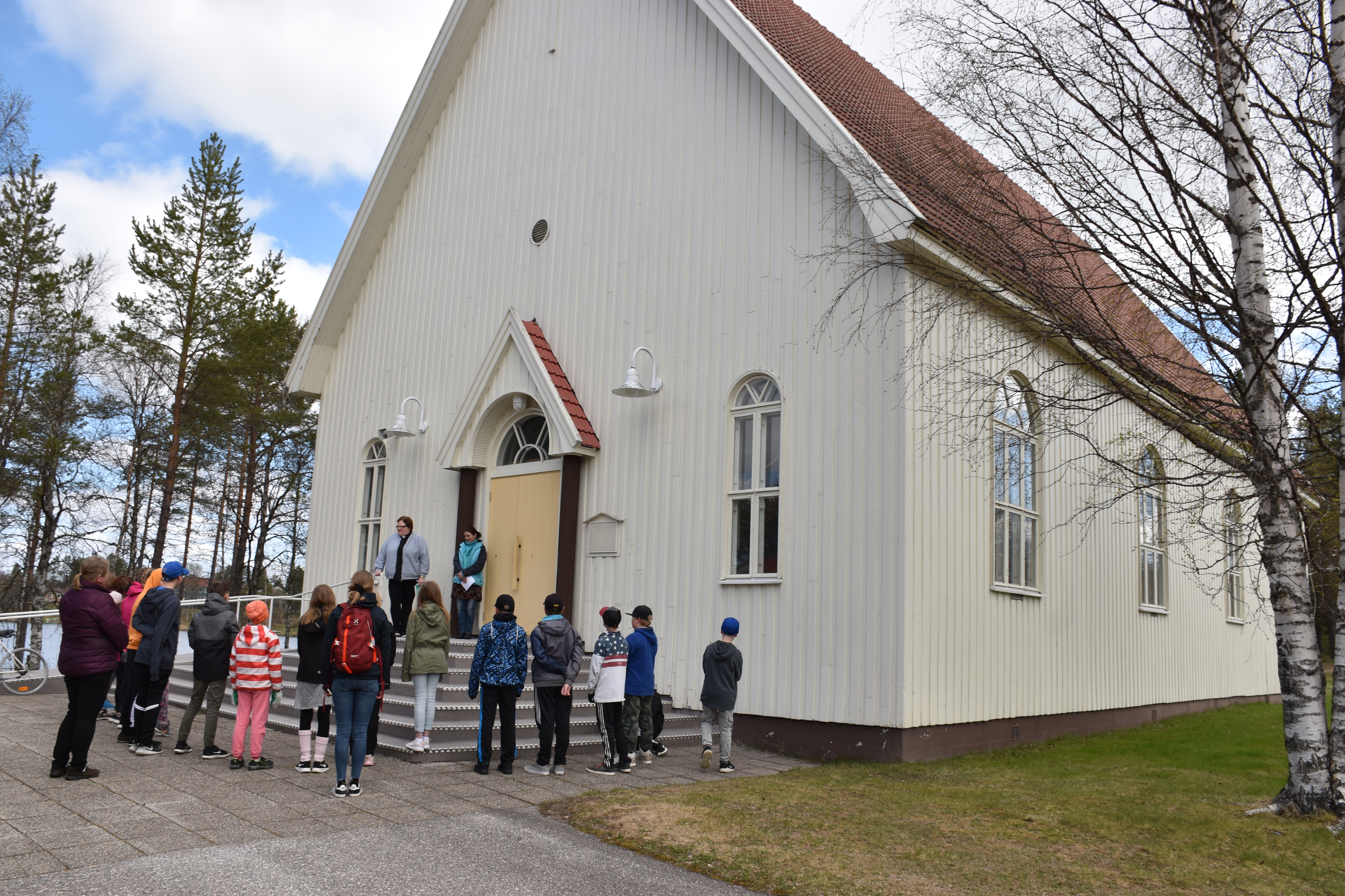 Koululaisia olivat vastassa kirkkoherra Leena Pudas ja kanttori Nele Mourujärvi.