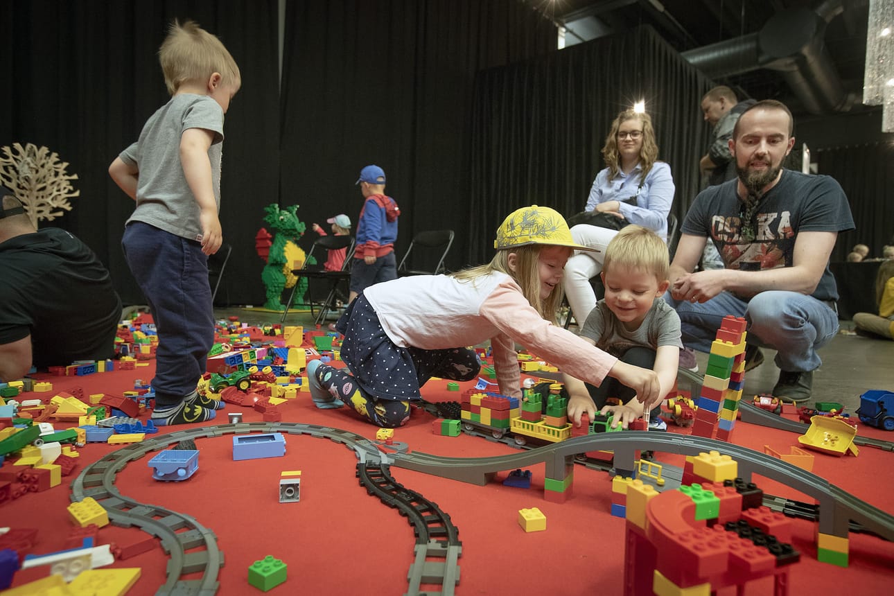 Yrttiahot viettivät lauantaina Lego-tapahtumassa useamman tunnin. Vanhempien Tiian ja Mikon mukaan lasten, Elisen, Eemilin ja Einon, suosikkeja olivat Duplot.